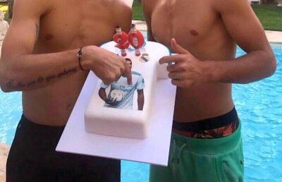 FOTO Un jucător al lui Zidane a șocat de ziua lui » S-a pozat cu pistolul la cap, iar fratele lui a stricat sigla lui Real Madrid