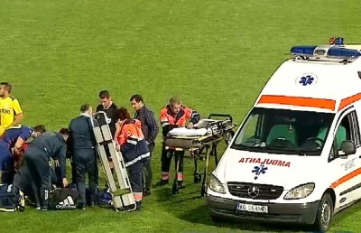 FOTO Accidentare groaznică suferită de un jucător din Liga a 2-a! Salvarea a întârziat să plece de la stadion