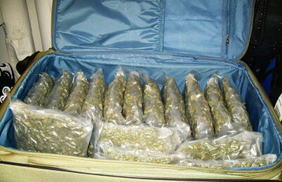 Anunț ciudat al poliției din Florida: Se caută proprietarul unei valize cu marijuana abandonată