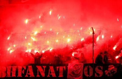 GALERIE FOTO + VIDEO Ultrașii bosniaci au făcut haos în preliminarii » Zeci de torțe aruncate pe teren + meci întrerupt