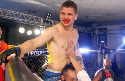 VIDEO FABULOS! A venit la gala MMA ca spectator și a ajuns să câștige centura! După meci, și-a cerut prietena de soție