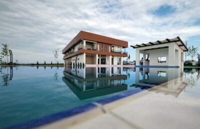 GALERIE FOTO Așa arată resortul de 1,5 milioane de euro construit în orașul natal de un internațional român!