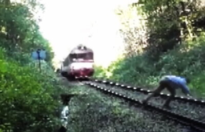 VIDEO O fracţiune de secundă le-a salvat viaţa! Imaginile par ireale