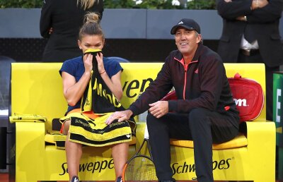 FOTO Simona Halep a început antrenamentele la Singapore » Darren Cahill i-a atras atenția: "Ai grijă la o mare greșeală!'