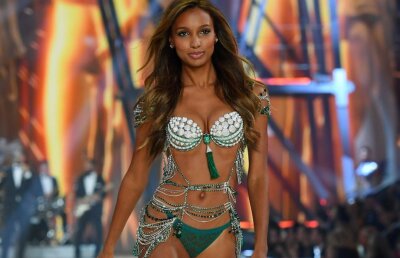 FOTO Polisportiva din Forbes » Una dintre cele mai sexy modele Victoria Secret's, deturnată de mama ei