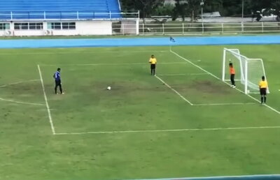 VIDEO Scene de tot râsul. S-a bucurat prematur că a apărat mingea, însă ce a urmat l-a costat meciul!