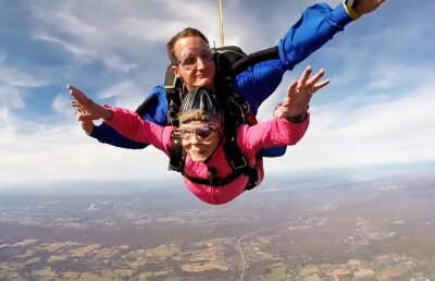 VIDEO O bătrână de 94 de ani a sărit cu parașuta, de ziua ei!