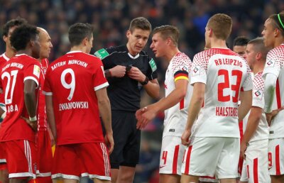 VIDEO Nemaivăzut! Jucătorii lui Bayern sunt nemulțumiți când arbitrul elimină un adversar: "Jucăm mai slab"