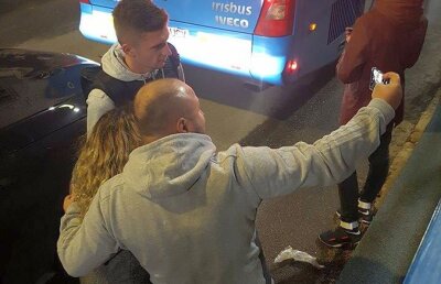 FOTO Oltenii au uitat de rivalitatea cu FCSB! Jucătorii lui Dică, ceruți la poze și autografe după meci