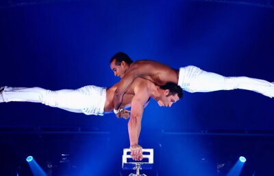 VIDEO Doi frați acrobați au urcat pe scenă şi au stârnit ropote de aplauze în public!