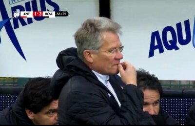 VIDEO+FOTO Căderea lui Loți Bölöni » Antwerp a pierdut cu Charleroi, 1-3! Fanii au aruncat cu pahare și cutii de suc