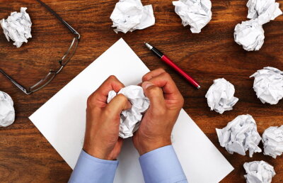 Judecătorii l-au condamnat să o complimenteze pe fosta iubită de 144 de ori!