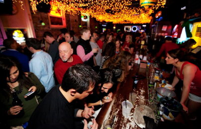 Cea mai mare nebunie făcută la o petrecere! Este incredibil ce a păţit un bărbat!