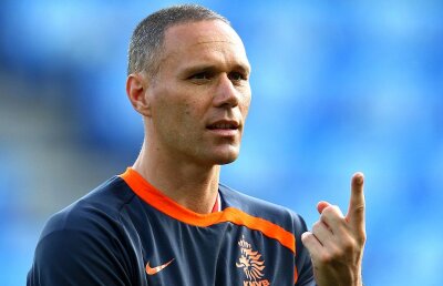 Van Basten testează fotbalul viitorului: "Cu auto-pasă și auturi bătute cu piciorul, jocul e mai rapid"
