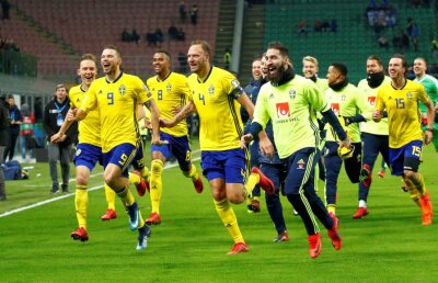 VIDEO Bucurie fără margini pentru suedezi! Au distrus platoul Eurosport instalat pe gazon :) 