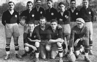 Meci de liga a 4-a cu parfum interbelic » "Pe gazon, valsul își înmulțește piruetele. E una din marile zile ale Rapidului"