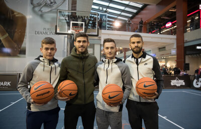 Jucătorii campioanei României au făcut spectacol pe terenul de baschet » Bogdan Țâru este fanul starului NBA Stephen Curry