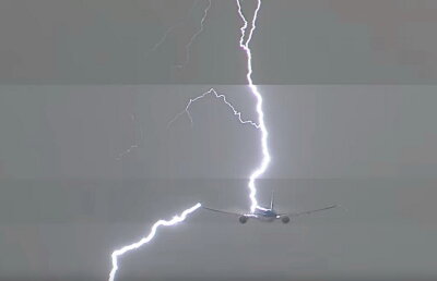 VIDEO Moment șocant în aer. Un avion a fost lovit de fulger, iar ce s-a întâmplat e de necrezut