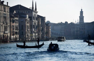 Incredibil! Au ajuns la poliţie după ce s-au plimbat în Veneţia cu o gondolă furată
