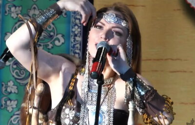 VIDEO Această femeie pare din altă lume. Imită toate sunetele junglei