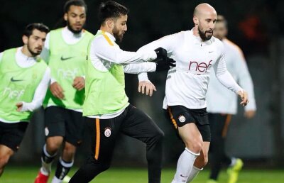 VIDEO Clipe șocante trăite pe teren de Latovlevici! Ultrașii Galatei l-au fluierat non-stop » Lato i-a cerut antrenorului: ”Scoate-mă!”