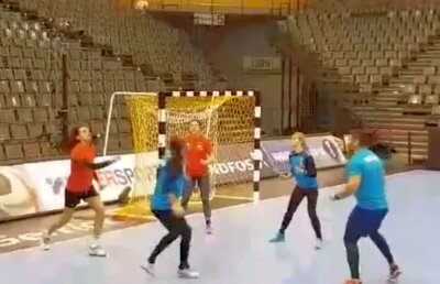 VIDEO EXCLUSIV Contra, te uiți?! Cristina Neagu şi compania au făcut spectacol la antrenamentul de astăzi! Jonglerii peste Liga 1 :)