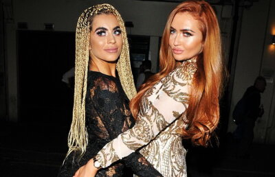 FOTO Două dive s-au fotografiat dezbrăcate în baie și au publicat poza. Internauții au fost în extaz!