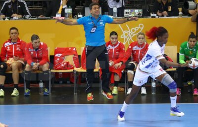 ROMÂNIA - ANGOLA 27 - 24 Ambros, aspru cu jucătoarele după victoria venită pe final: "Au fost relaxate! Nu sunt pe deplin mulțumit"