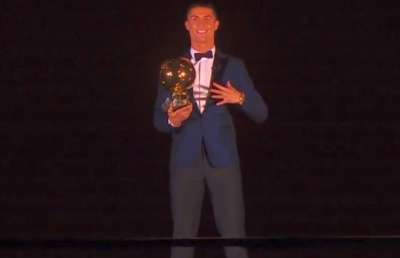 VIDEO Premiat în Turnul Eiffel: Cristiano Ronaldo a luat al 5-lea Balon de Aur și l-a egalat pe Messi » Cum arată top 3