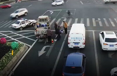 VIDEO A modificat marcajele rutiere doar ca să nu mai întârzie la serviciu