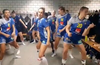 VIDEO Reggaeton în sincron! Imagini incredibile din vestiar după calificarea în sferturile CM » O vedetă de la CSM București a făcut spectacol