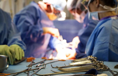 Polițiștii au fost șocați când au aflat ce a făcut un medic în timpul operațiilor cu ficatul a doi pacienți! E revoltător