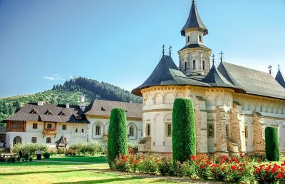 VIDEO Cea mai titrată echipă din istoria NBA, vizită la Mânăstirea Putna » Gafa care a cucerit internetul: "Voi contra Ștefanii The Big" :)