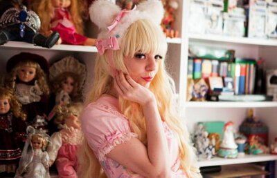 GALERIE FOTO & VIDEO A cheltuit 18.000 de lire pentru a arăta ca o păpușă de porțelan. Iată rezultatul!