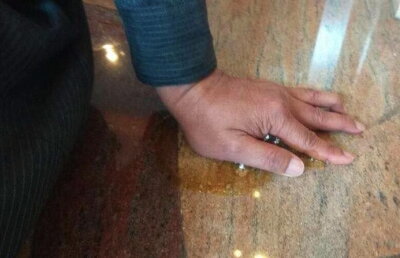 FOTO Şi-a lipit mâna dreaptă de podea în semn de protest după ce a fost concediat