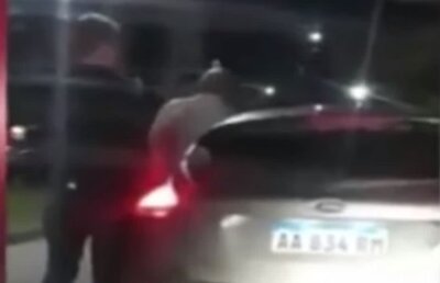 VIDEO Scandal de Crăciun! Antrenorul lui Messi a fost oprit cu greu să nu bată un polițist: ”Jigodie”