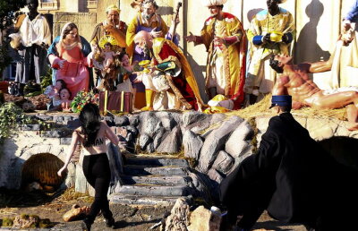 VIDEO De necrezut! O femeie în sânii goi a vrut să fure păpuşa care îl simbolizează pe Iisus