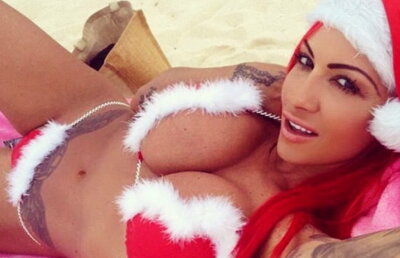 GALERIE FOTO Ea e cea mai obraznică Crăciuniţă. Bărbaţii o adoră!