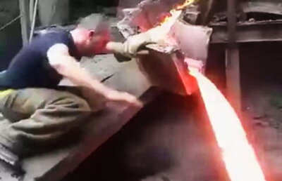 VIDEO Ce nu ar trebui să faci cu metalul topit