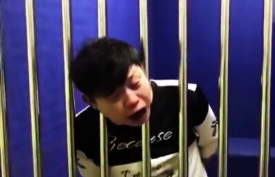 VIDEO Vei râde fără oprire. Iată ce a putut să facă un deţinut într-o celulă!