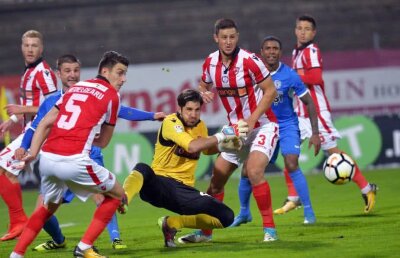 Dinamoviștii îl acuză pe Penedo după ce a ajuns în cantonament: "Ai și adeverință pentru banii pe care îi ceri?"