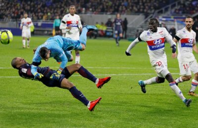 VIDEO Panică la PSG! Mbappé, izbit de portarul advers cu genunchii în piept! N-a mai putut continua partida