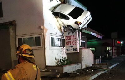FOTO Cel mai spectaculos accident al momentului: mașina a ajuns într-un zid, la etaj!
