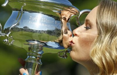 GALERIE FOTO Aici putea fi Simona Halep :( Ședință foto de excepție cu Caroline Wozniacki și trofeul de la Australian Open