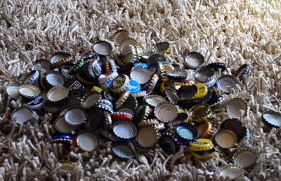 VIDEO Bei multă bere? Iată o idee genială pentru a refolosi capacele sticlelor