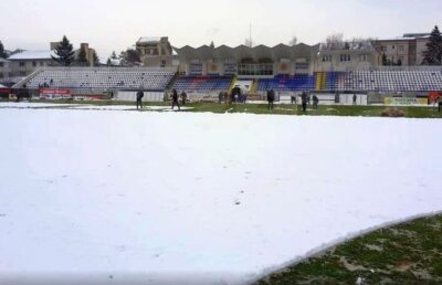 VIDEO Se reia Liga 1, dar încă mai sunt stadioane cu probleme » Se fac eforturi pentru ca meciul să se joace în condiții optime