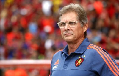 L-a dat afară după ce a vrut să bată un jurnalist în plină conferință