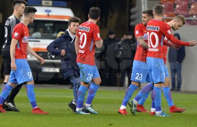 FOTO Ce nu s-a văzut la TV » A intrat pe teren și s-a îndreptat către jucătorii de la FCSB