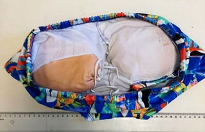 Un bărbat transporta cocaină în fese false