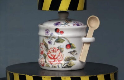 VIDEO Imaginile cu o presă hidraulică au devenit virale! Nu o să te poţi dezlipi